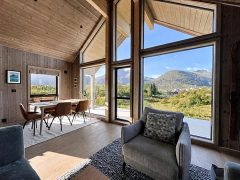 Living room, Dining area, Mountain view