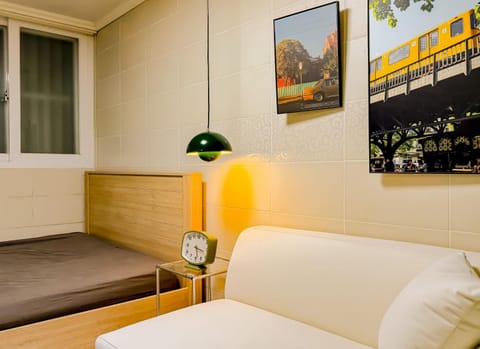 Bed, Seating area