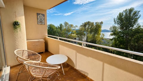 View (from property/room), Balcony/Terrace, Seating area, Sea view