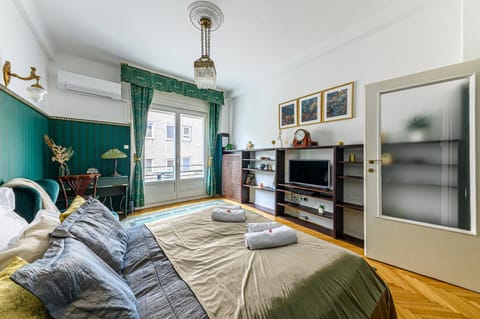 Bed, TV and multimedia, Bedroom