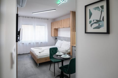 Bed, TV and multimedia, Dining area, Bedroom