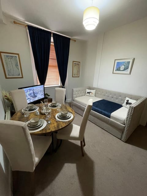 TV and multimedia, Living room, Photo of the whole room, Dining area