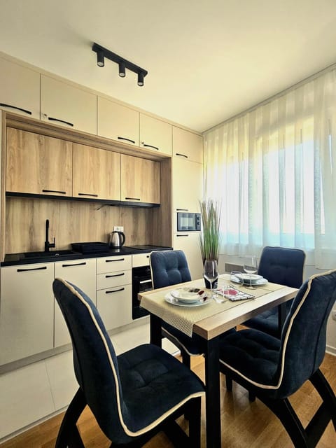 Coffee/tea facilities, Kitchen or kitchenette, Living room, Seating area, stove