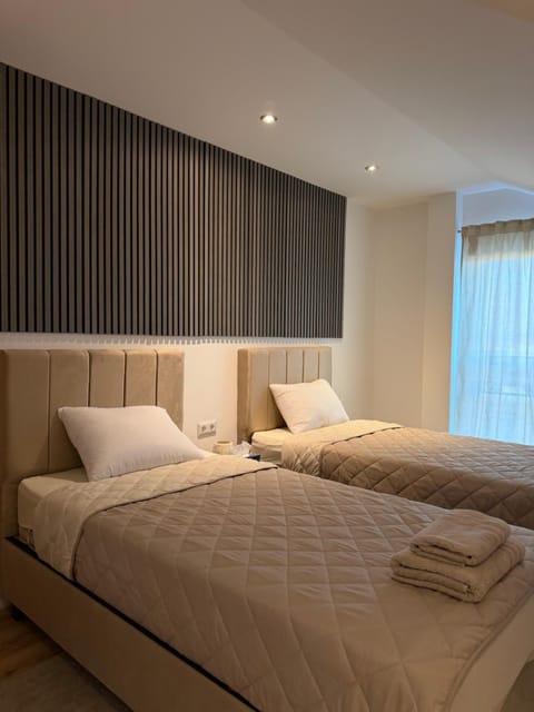 Bed, Bedroom, towels