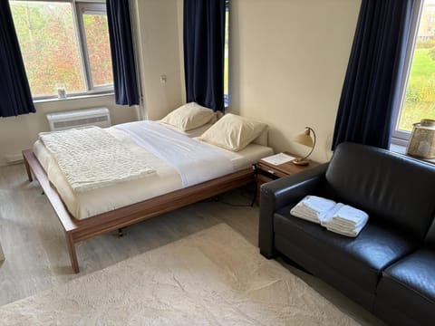 Bed, Living room, Photo of the whole room, Seating area, Bedroom, towels