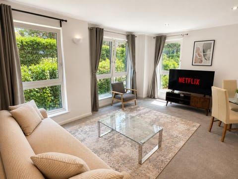 Communal lounge/ TV room, TV and multimedia, Living room, Seating area, Evening entertainment