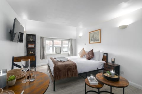 Bed, TV and multimedia, Living room, Photo of the whole room, Seating area, Dining area, Bedroom