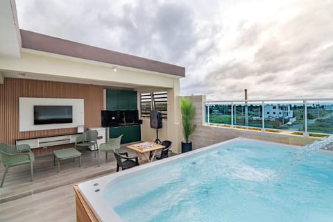 Patio, Communal lounge/ TV room, Natural landscape, Hot Tub, Balcony/Terrace, Evening entertainment, Pool view, Swimming pool