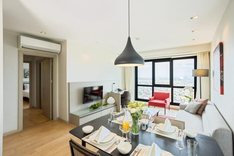 Natural landscape, Living room, Food and drinks, Seating area, Dining area, Food