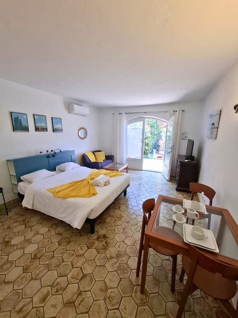 Bed, Living room, Dining area