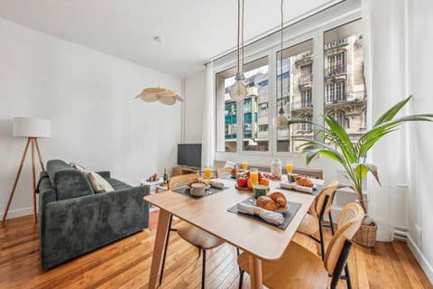 TV and multimedia, Living room, Food and drinks, Seating area, Dining area, Food, Breakfast, Drinks