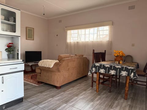 Kitchen or kitchenette, Lounge or bar, Dining area