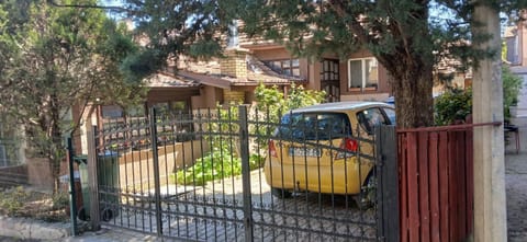 Property building, Garden, Parking