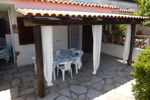 Property building, Patio, Balcony/Terrace, Dining area
