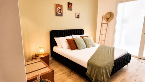 Bed, Living room, Photo of the whole room, Seating area, Bedroom