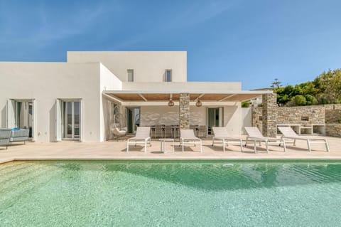 Property building, Patio, Day, Pool view, Swimming pool, sunbed