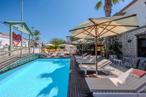 Swimming pool, sunbed