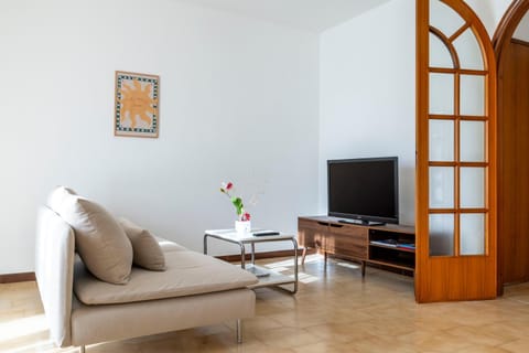 Communal lounge/ TV room, TV and multimedia, Living room, Seating area, Evening entertainment