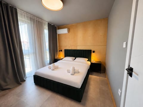 Bed, Bedroom, towels, wardrobe