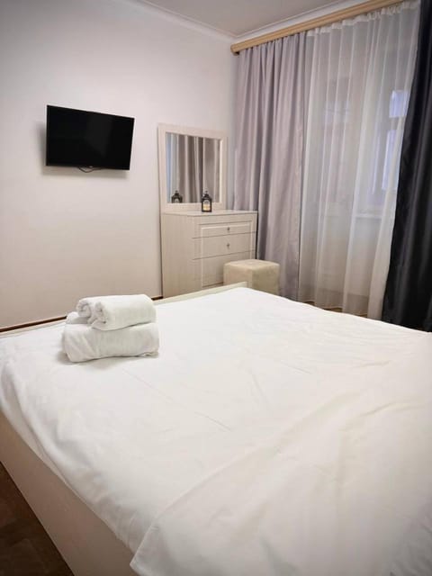 Bed, TV and multimedia, Bedroom, towels
