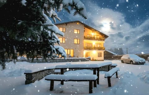 Property building, Night, Parking, pet friendly, pet friendly