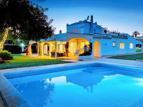 Property building, Day, Pool view, Swimming pool, sunbed