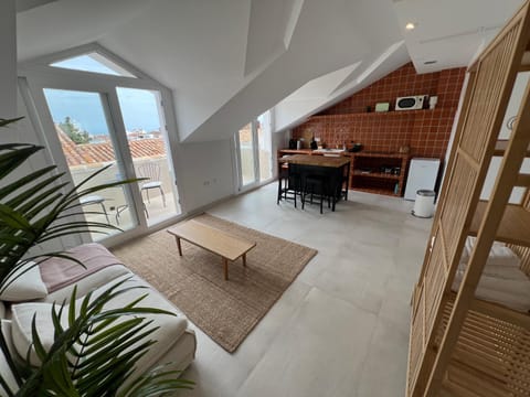 Kitchen or kitchenette, Living room, Seating area, Dining area