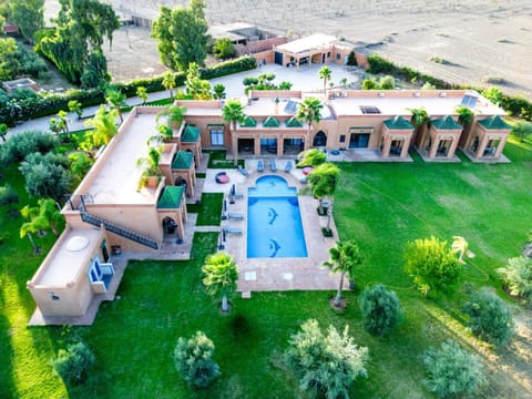 Property building, Day, Natural landscape, Bird's eye view, Garden, Garden view, Pool view, Swimming pool, sunbed