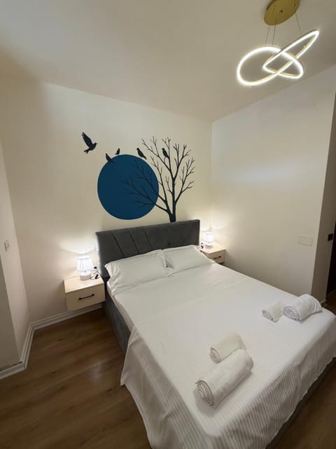 Bed, Bedroom, towels