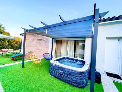 Patio, Natural landscape, Garden, Hot Tub, Spa and wellness centre/facilities, Garden view, sunbed