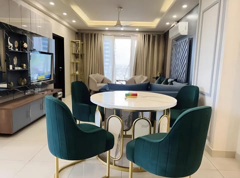 TV and multimedia, Kitchen or kitchenette, Living room, Seating area, Dining area