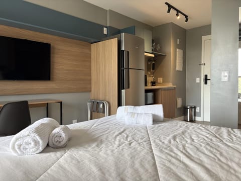 Bed, TV and multimedia, Kitchen or kitchenette, Living room, Photo of the whole room, Seating area, Bedroom, minibar, towels