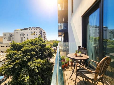 Property building, Patio, Day, View (from property/room), Balcony/Terrace, Living room, Seating area, Dining area, City view