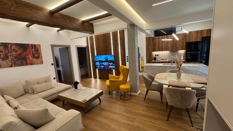 Communal lounge/ TV room, TV and multimedia, Kitchen or kitchenette, Living room, Seating area, Dining area