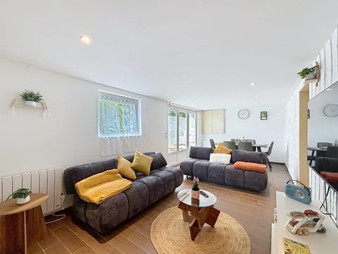 Communal lounge/ TV room, TV and multimedia, Living room, Dining area