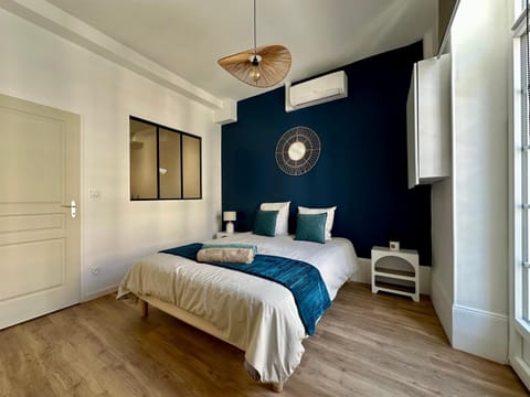 Bed, Photo of the whole room, Bedroom, air conditioner