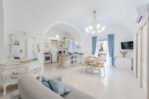TV and multimedia, Kitchen or kitchenette, Living room, Seating area, Dining area, dishwasher, minibar, oven, stove