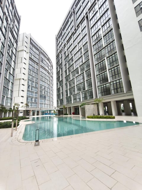 Property building, Day, Garden, Hot Tub, Balcony/Terrace, City view, Pool view, Swimming pool, Swimming pool