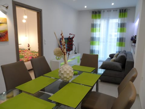 Day, Dining area