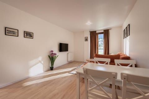 TV and multimedia, Living room, Seating area, Dining area