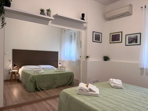 Bed, Bedroom, towels