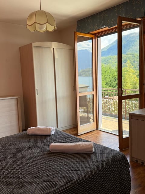 Bed, Natural landscape, Photo of the whole room, Bedroom, Lake view, Lake view, Mountain view, towels, wardrobe