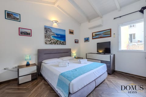 Bed, TV and multimedia, Photo of the whole room, Bedroom, towels, air conditioner