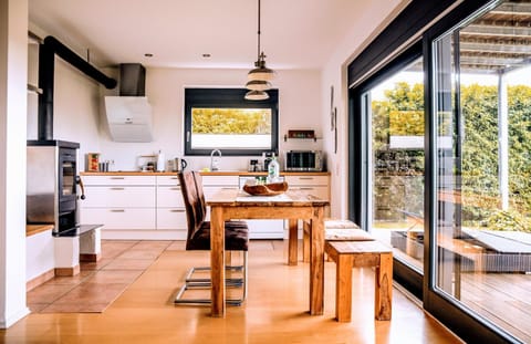 Kitchen or kitchenette, Dining area