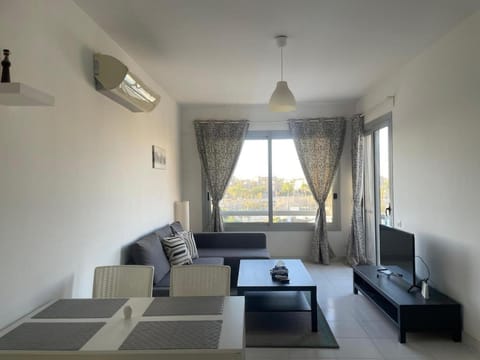 Communal lounge/ TV room, TV and multimedia, Living room, Photo of the whole room, Seating area, air conditioner
