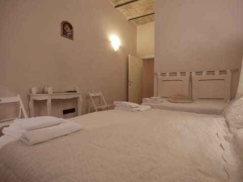 Photo of the whole room, Decorative detail