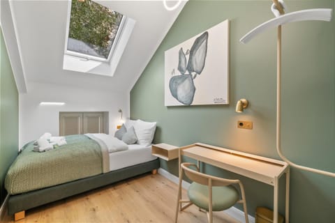 Bed, Photo of the whole room, Decorative detail, Seating area, Bedroom