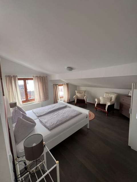 Bed, Photo of the whole room, Seating area, Bedroom