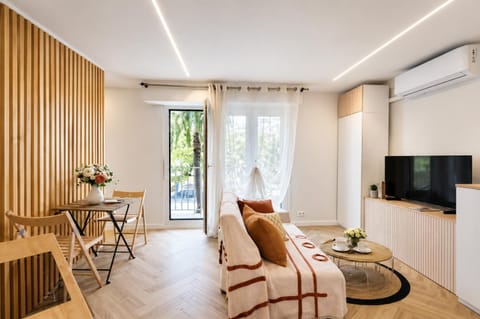 Communal lounge/ TV room, TV and multimedia, Living room, Dining area, Evening entertainment, air conditioner