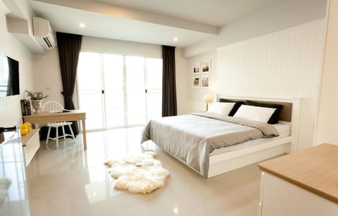 Staff, Bed, People, Bedroom, City view, Street view, Family